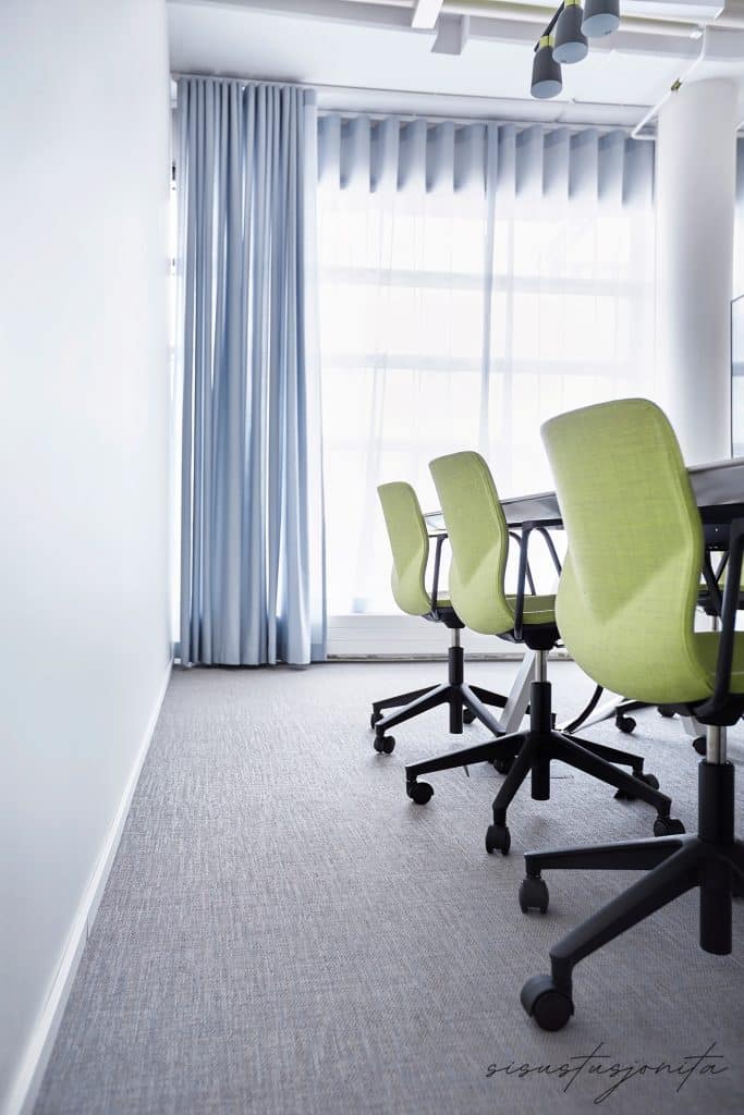 Sisustussuunnittelu neuvottelutila lime-tuolit